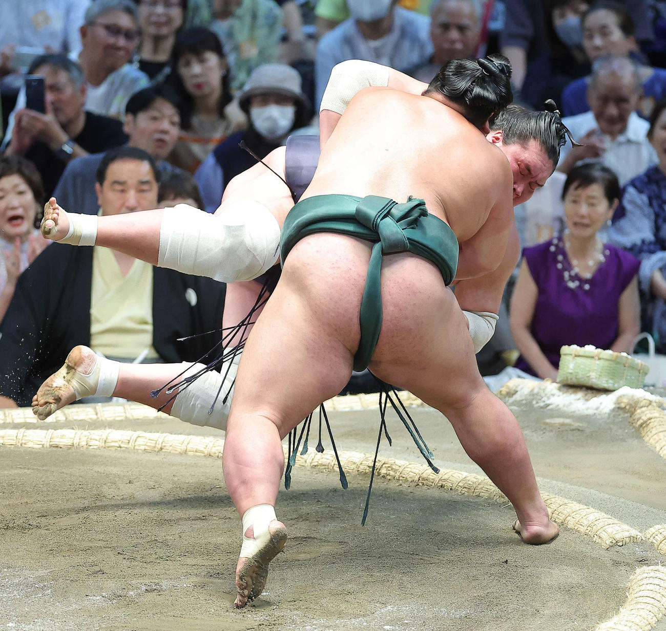 錦木（手前）にすくい投げで敗れる照ノ富士（撮影・河田真司）