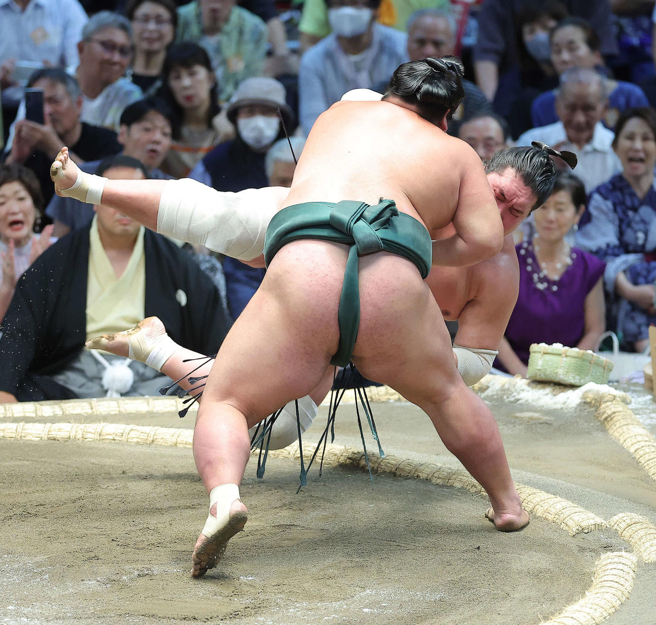錦木（手前）にすくい投げで敗れる照ノ富士（撮影・河田真司）