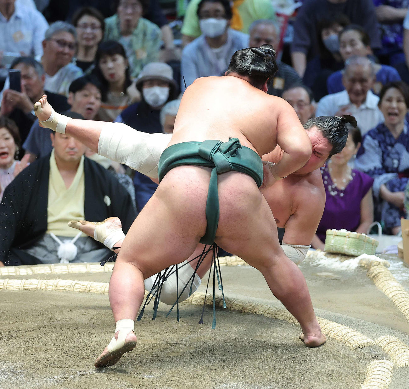 錦木（手前）にすくい投げで敗れる照ノ富士（撮影・河田真司）