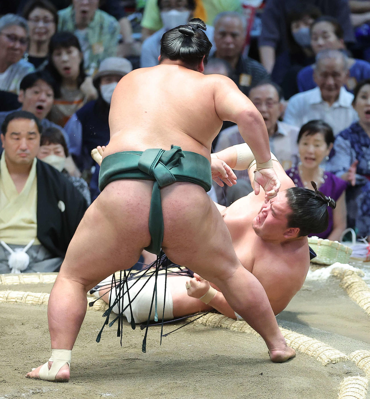 錦木（手前）にすくい投げで敗れる照ノ富士（撮影・河田真司）