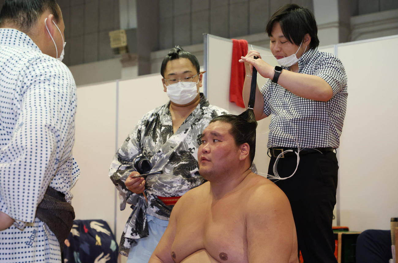 支度部屋でまげをなおす照ノ富士（代表撮影）