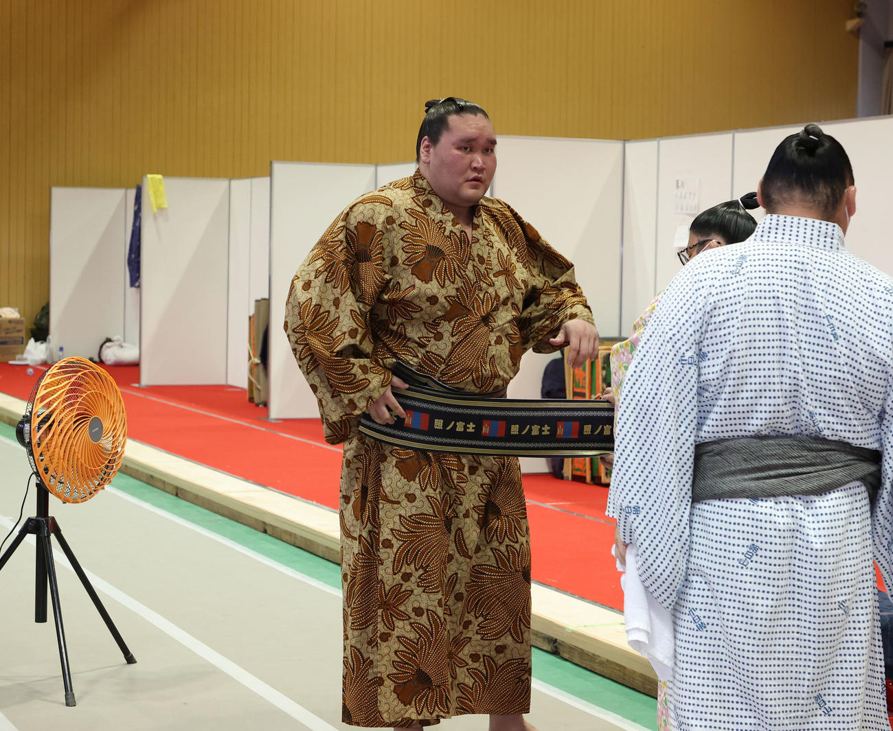 浴衣に着替え支度部屋を出る照ノ富士（代表撮影）