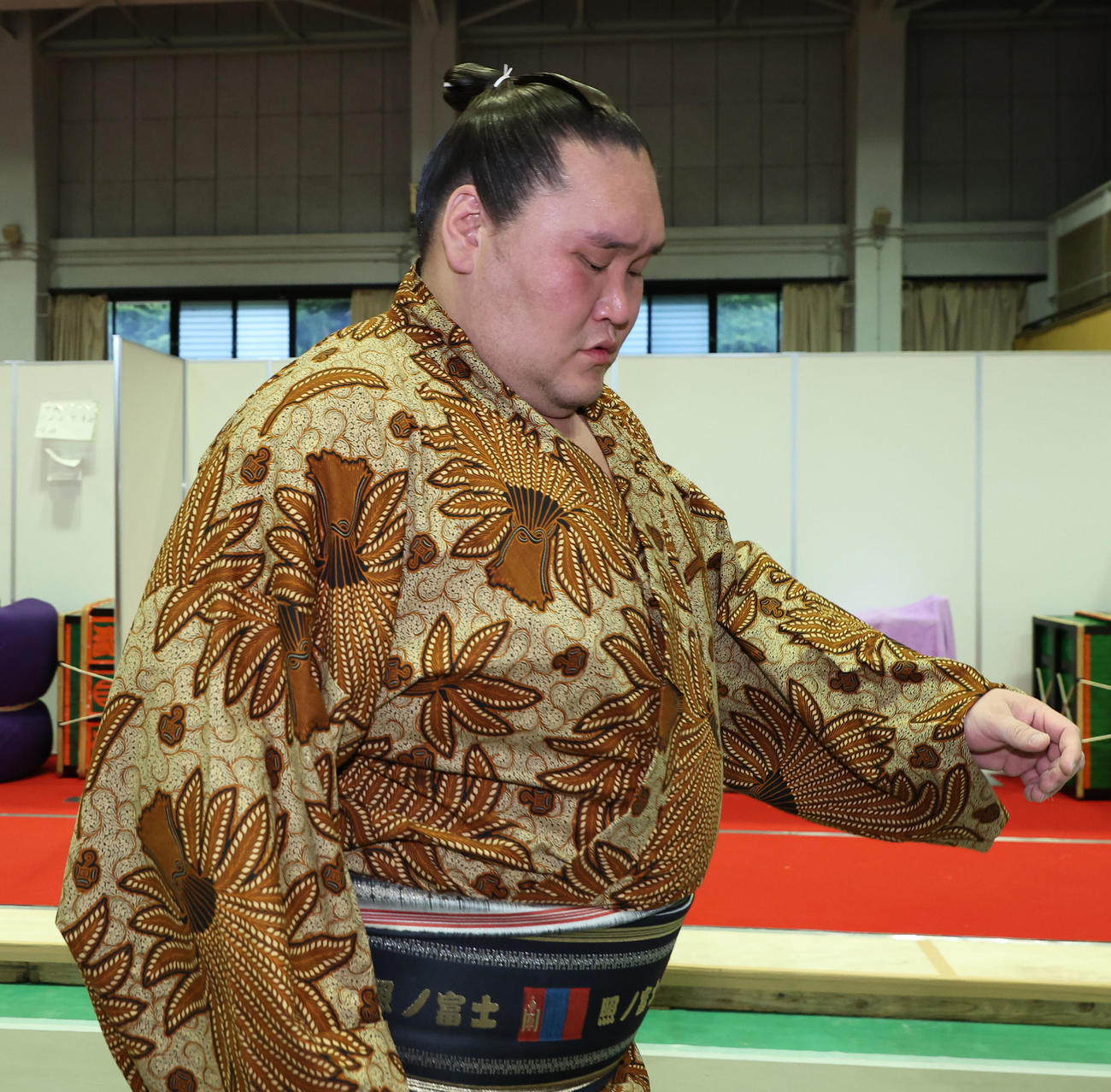 浴衣に着替え支度部屋を出る照ノ富士（代表撮影）
