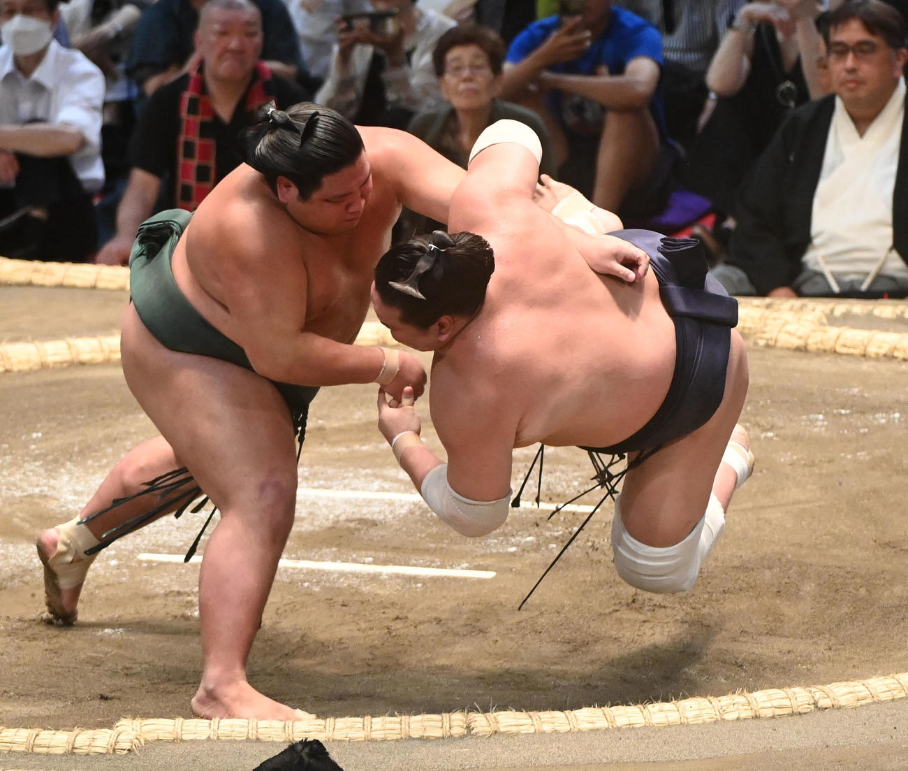 錦木（左）にすくい投げで敗れる照ノ富士（撮影・森本幸一）