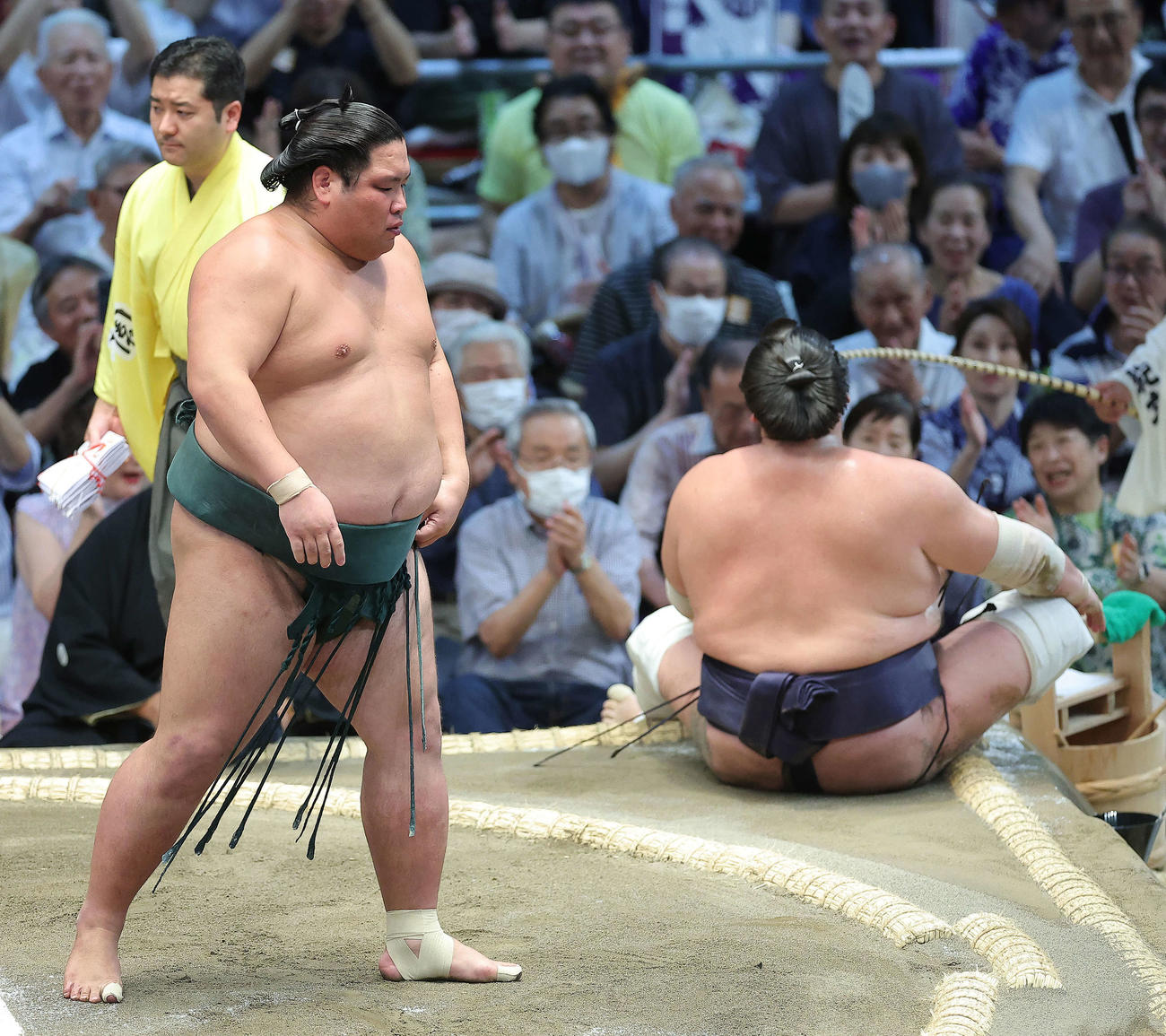 照ノ富士（右）をすくい投げで破った錦木（撮影・河田真司）