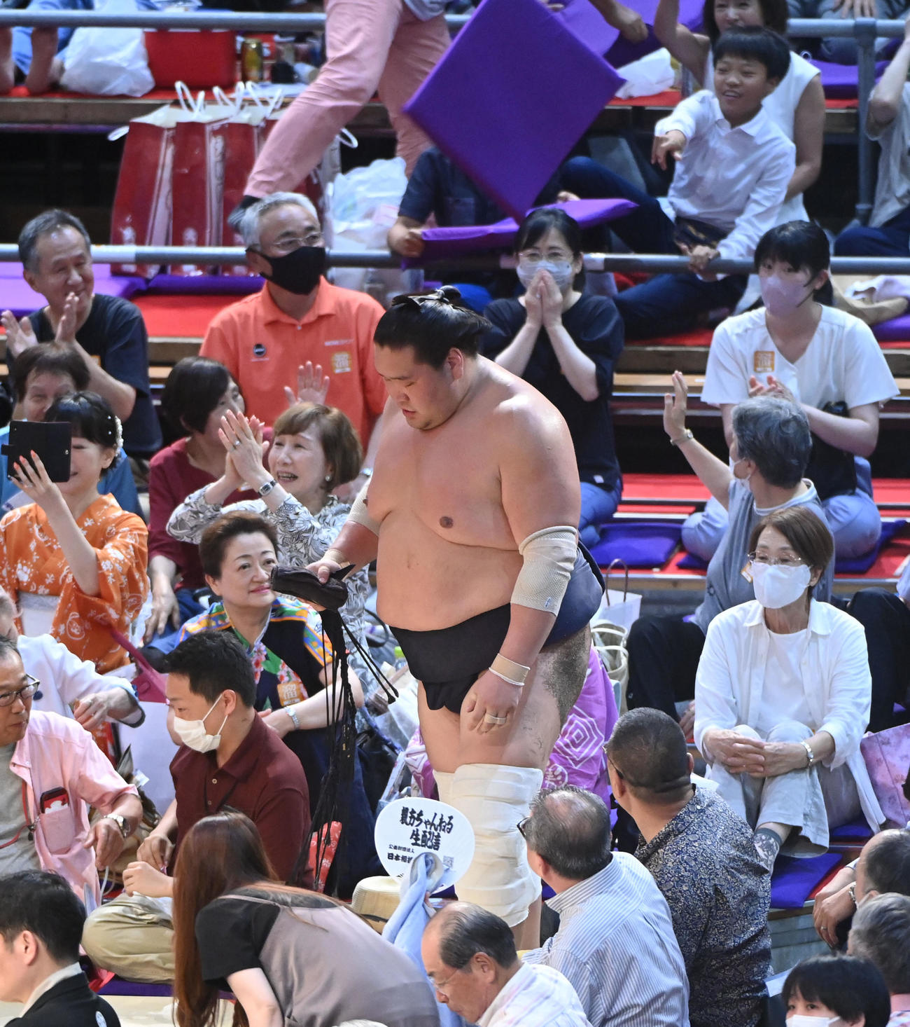 錦木にすくい投げで敗れ座布団が舞う中、土俵に一礼する照ノ富士（撮影・森本幸一）