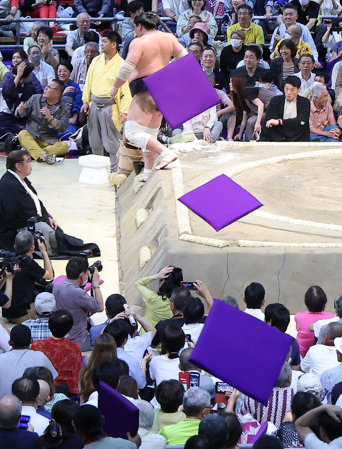 錦木にすくい投げで敗れ、座布団が舞う中土俵から引き揚げる照ノ富士（撮影・河田真司）