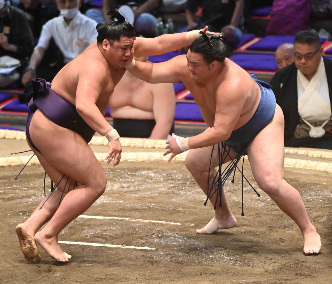 千代の海と激しく競り合う勇磨（左）（撮影・森本幸一）