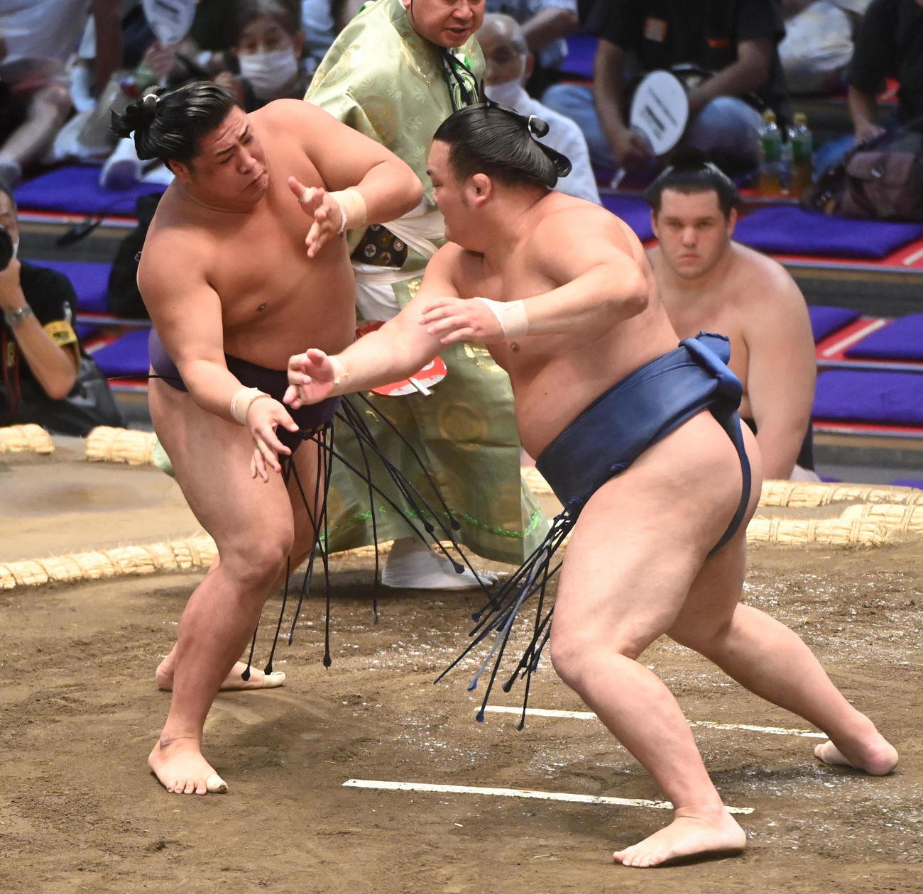 千代の海と激しく競り合う勇磨（左）（撮影・森本幸一）