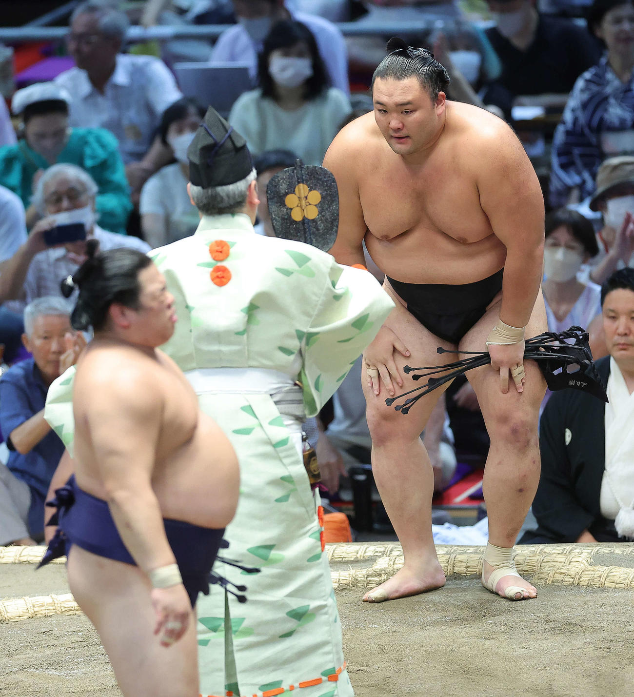 平戸海（手前）を寄り切りで破り、勝ち名乗りを受ける朝乃山（撮影・河田真司）