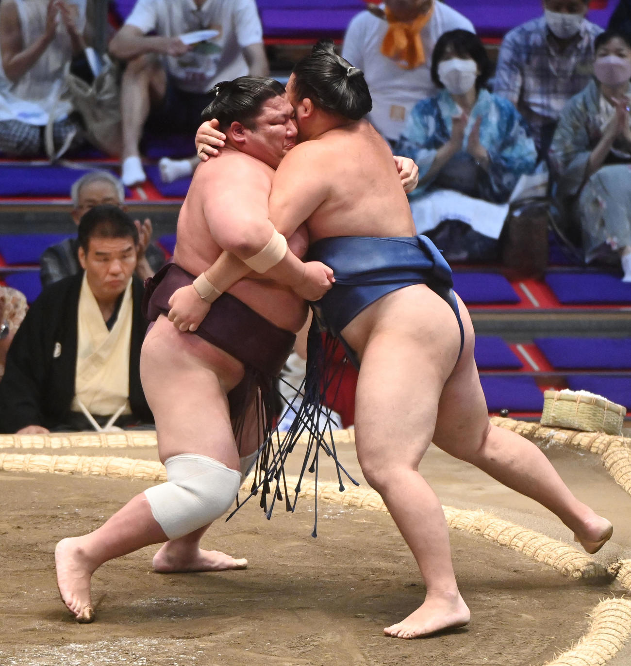 千代の海を寄り切りで破る紫電（左）（撮影・森本幸一）