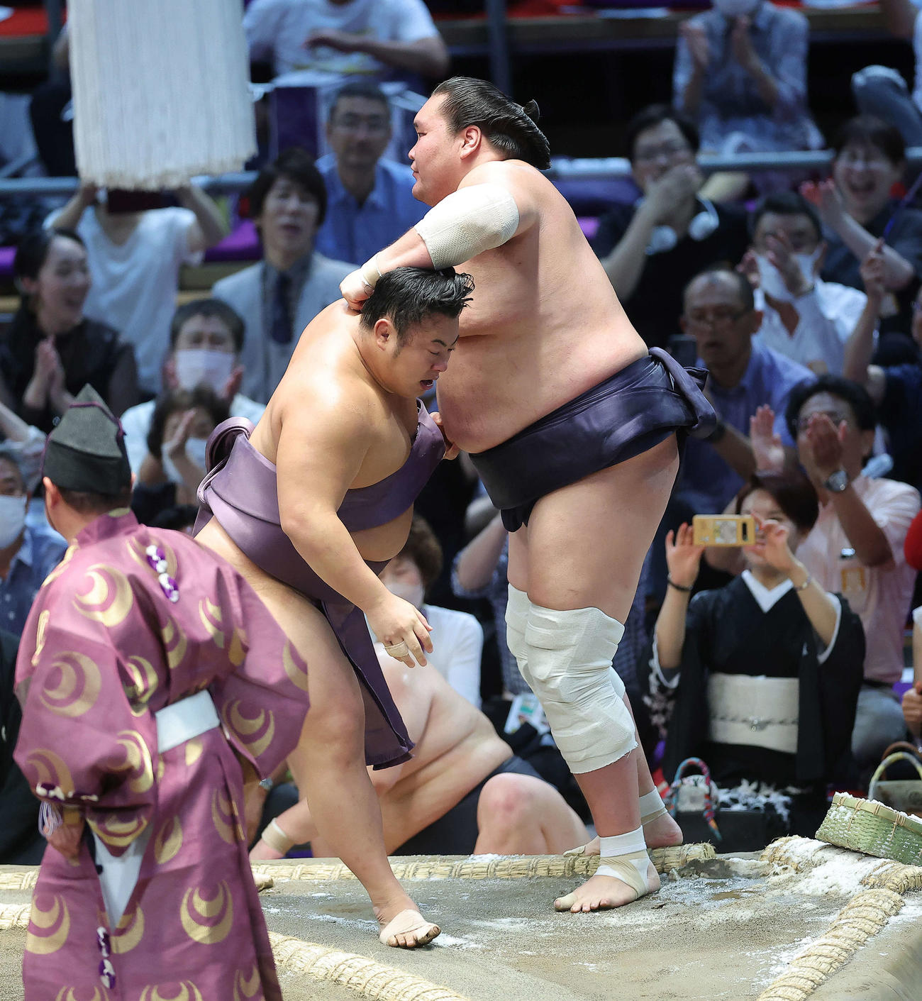 翔猿（左）に寄り切りで敗れる照ノ富士（撮影・河田真司）