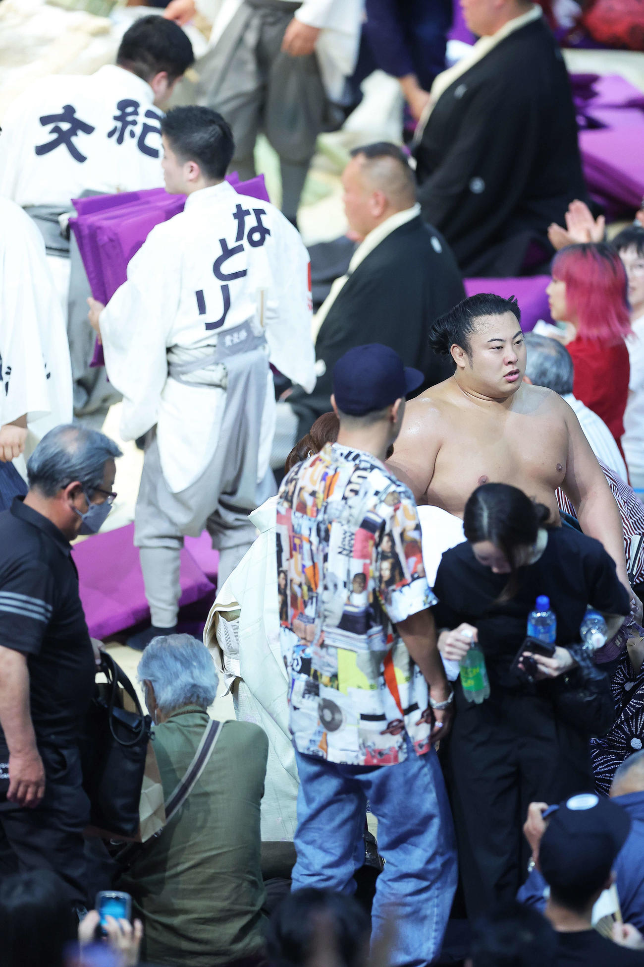 照ノ富士を寄り切りで破り、座布団が舞う中土俵から引き揚げる翔猿（撮影・河田真司）