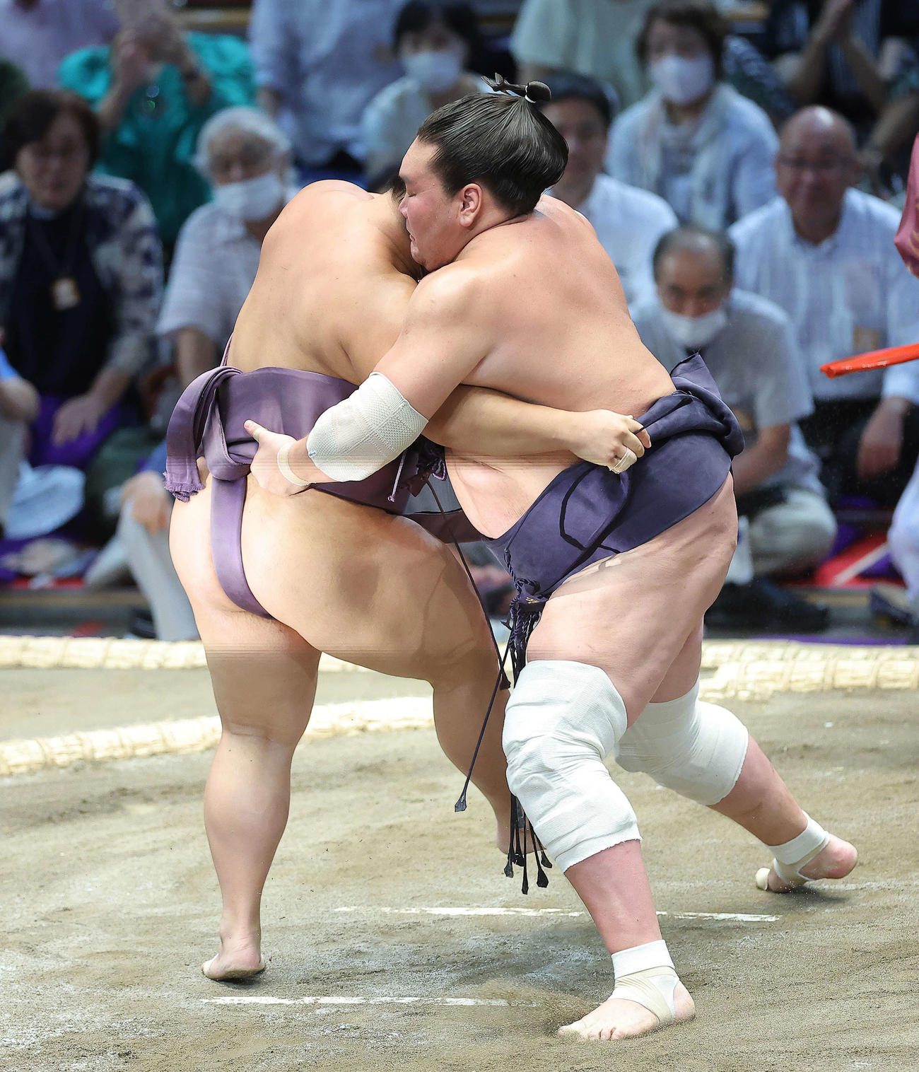 翔猿（左）は照ノ富士の足を狙う（撮影・河田真司）