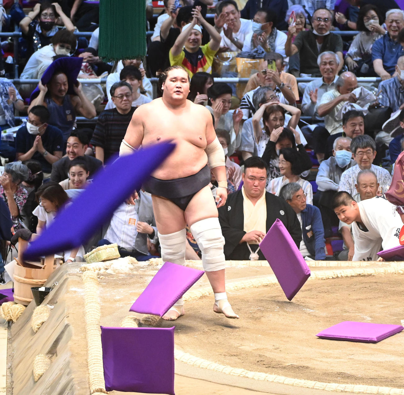 翔猿に敗れ座布団が舞う中、立ち尽くす照ノ富士（撮影・森本幸一）