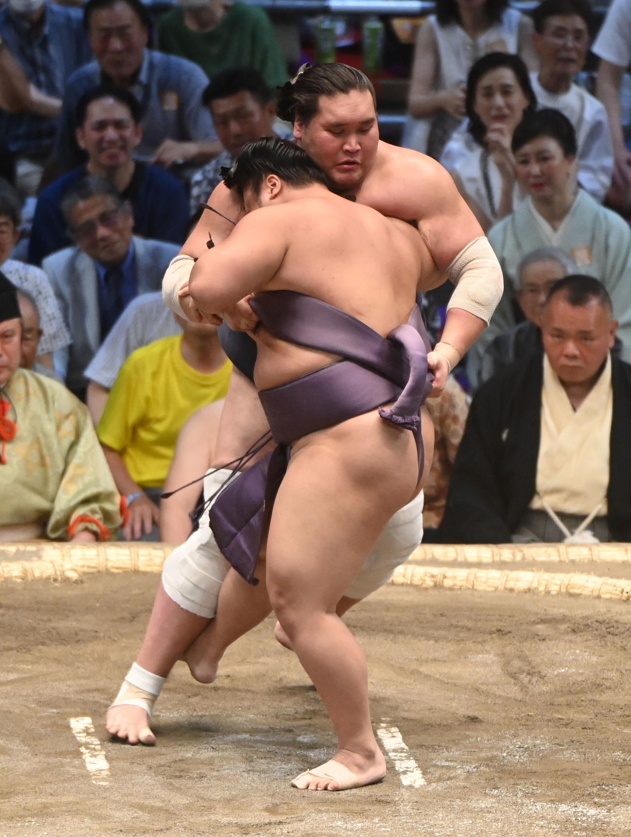 照ノ富士の左足にけたぐりをする翔猿（手前）（撮影・森本幸一）