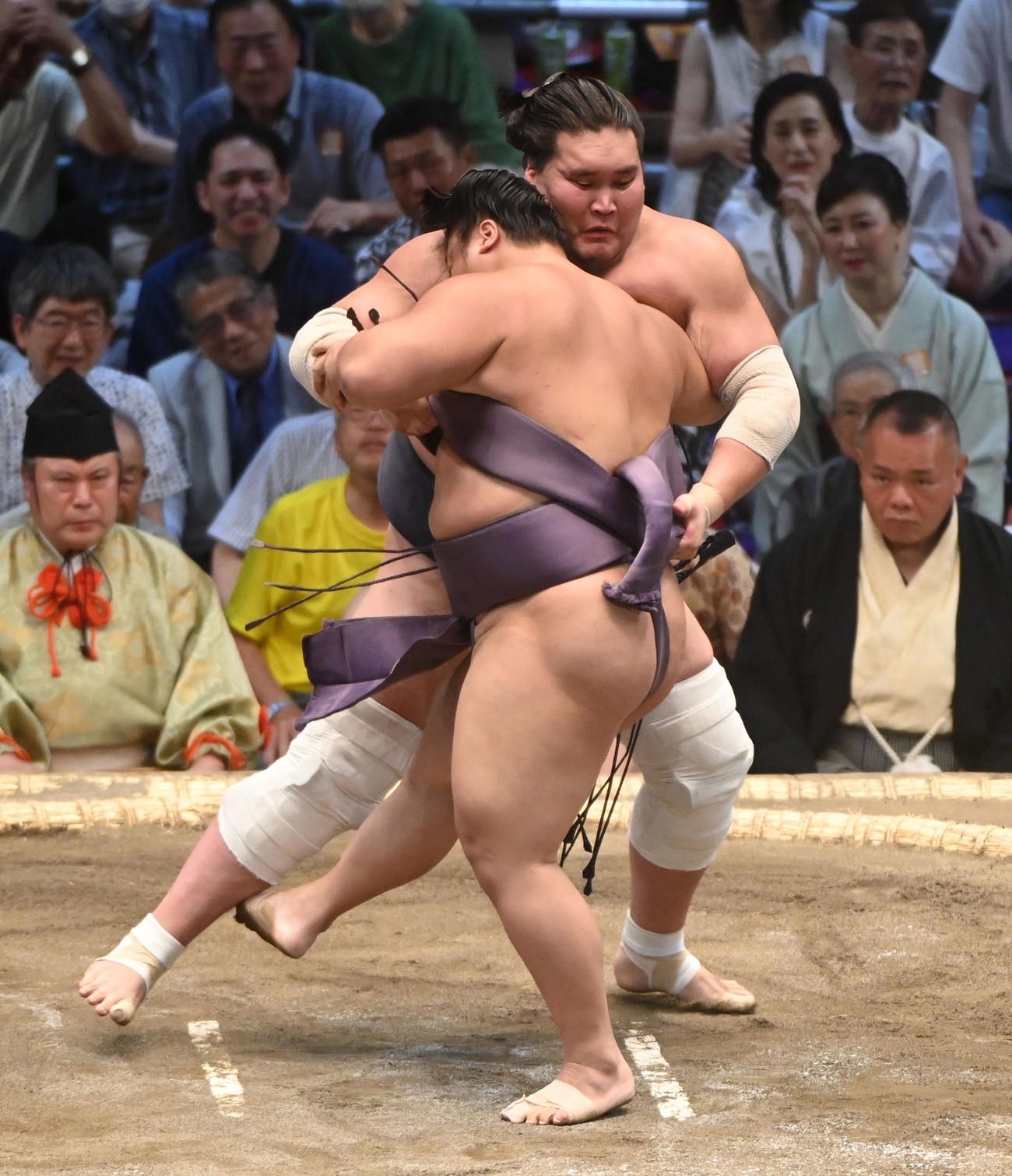 照ノ富士の左足にけたぐりをする翔猿（手前）（撮影・森本幸一）