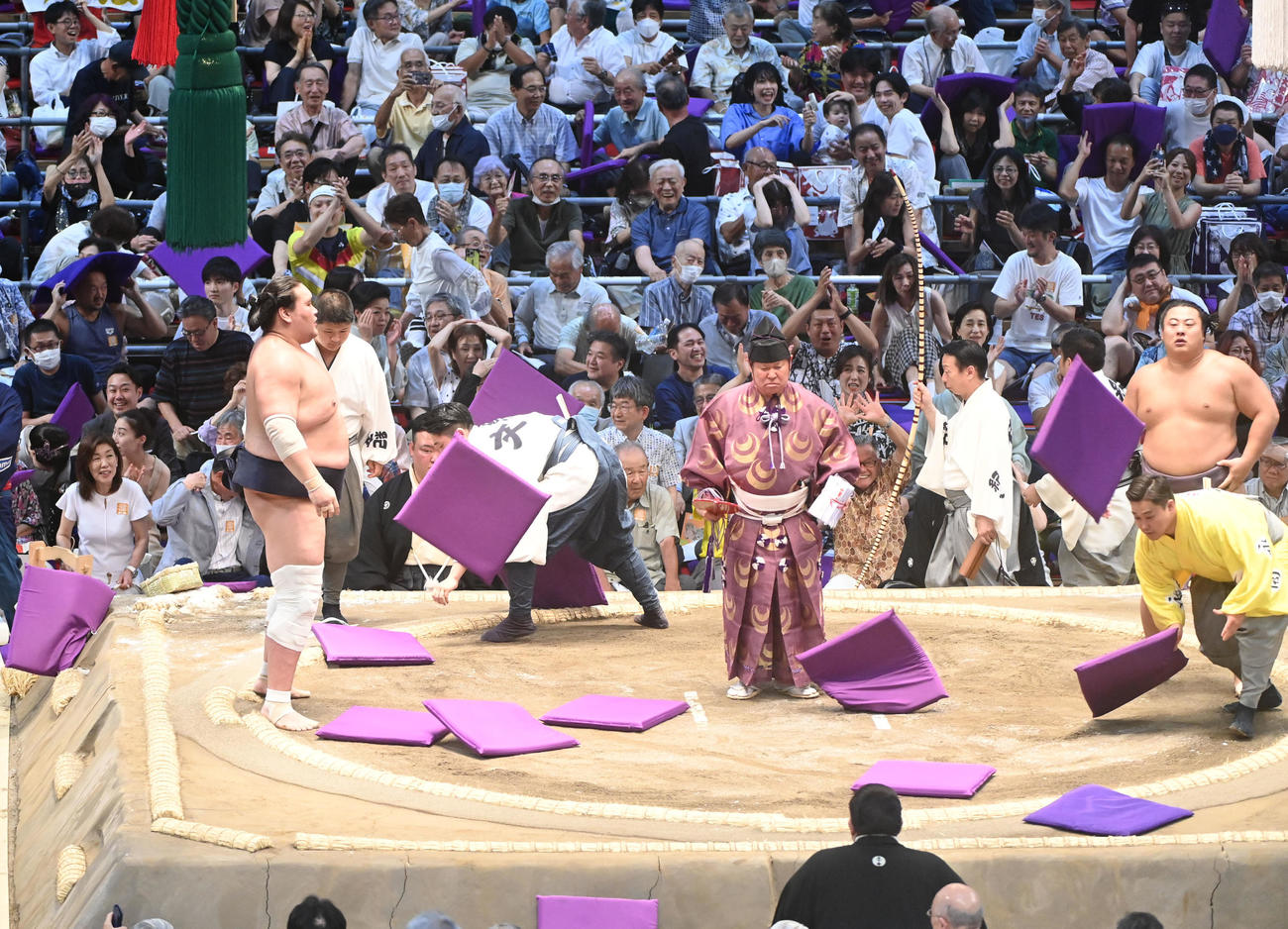 照ノ富士が翔猿に敗れ多くの座布団が舞う（撮影・森本幸一）