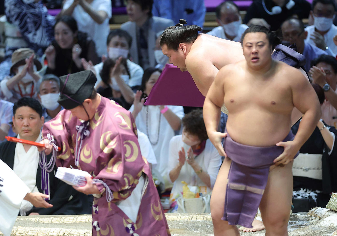 翔猿（手前）に寄り切りで敗れた照ノ富士（撮影・河田真司）