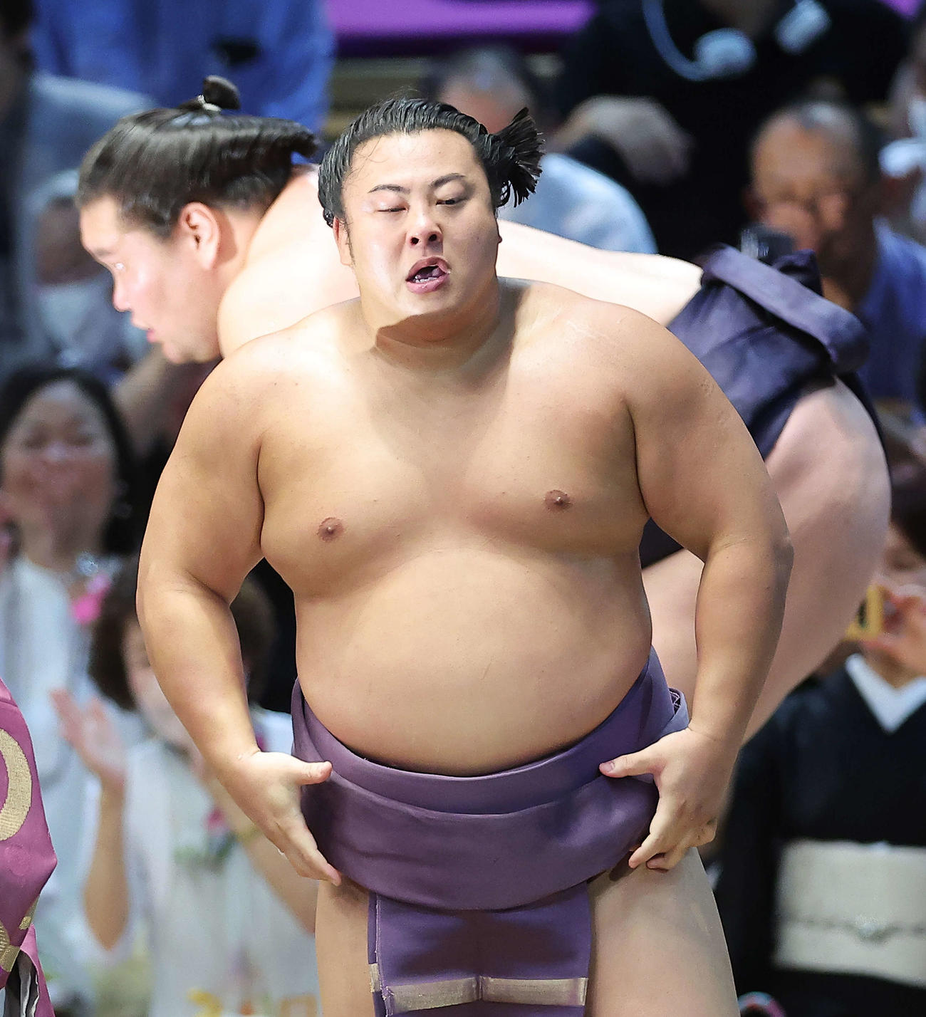 照ノ富士（奥）寄り切りで破った翔猿（撮影・河田真司）