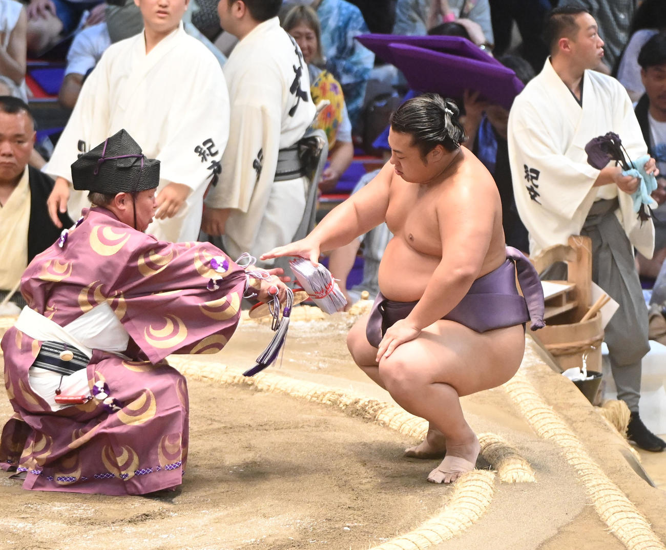 照ノ富士を破り懸賞を受け取る翔猿（右）（撮影・森本幸一）