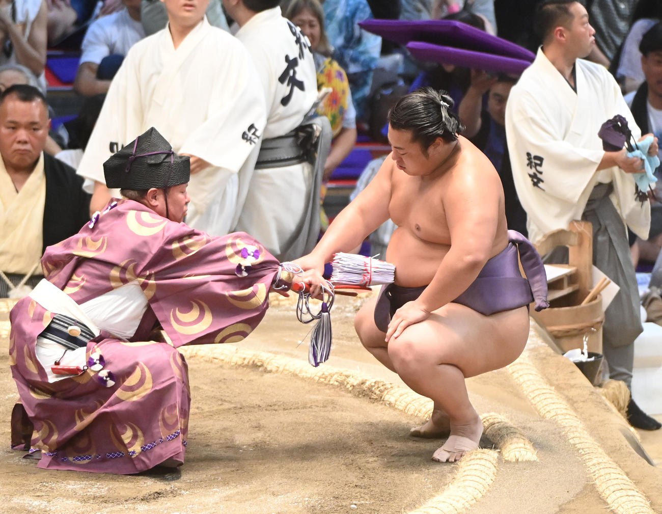 照ノ富士を破り懸賞を受け取る翔猿の手からこぼれる（撮影・森本幸一）