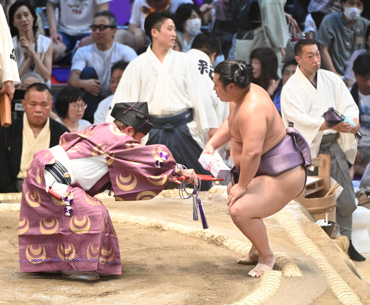 照ノ富士を破り懸賞を落とさず無事に受け取る翔猿（右）（撮影・森本幸一）