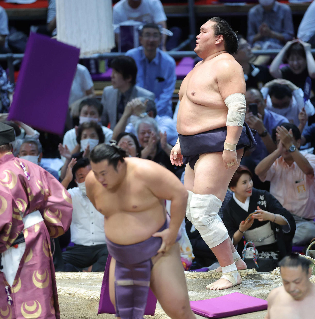 翔猿（手前）に寄り切りで敗れた照ノ富士（撮影・河田真司）