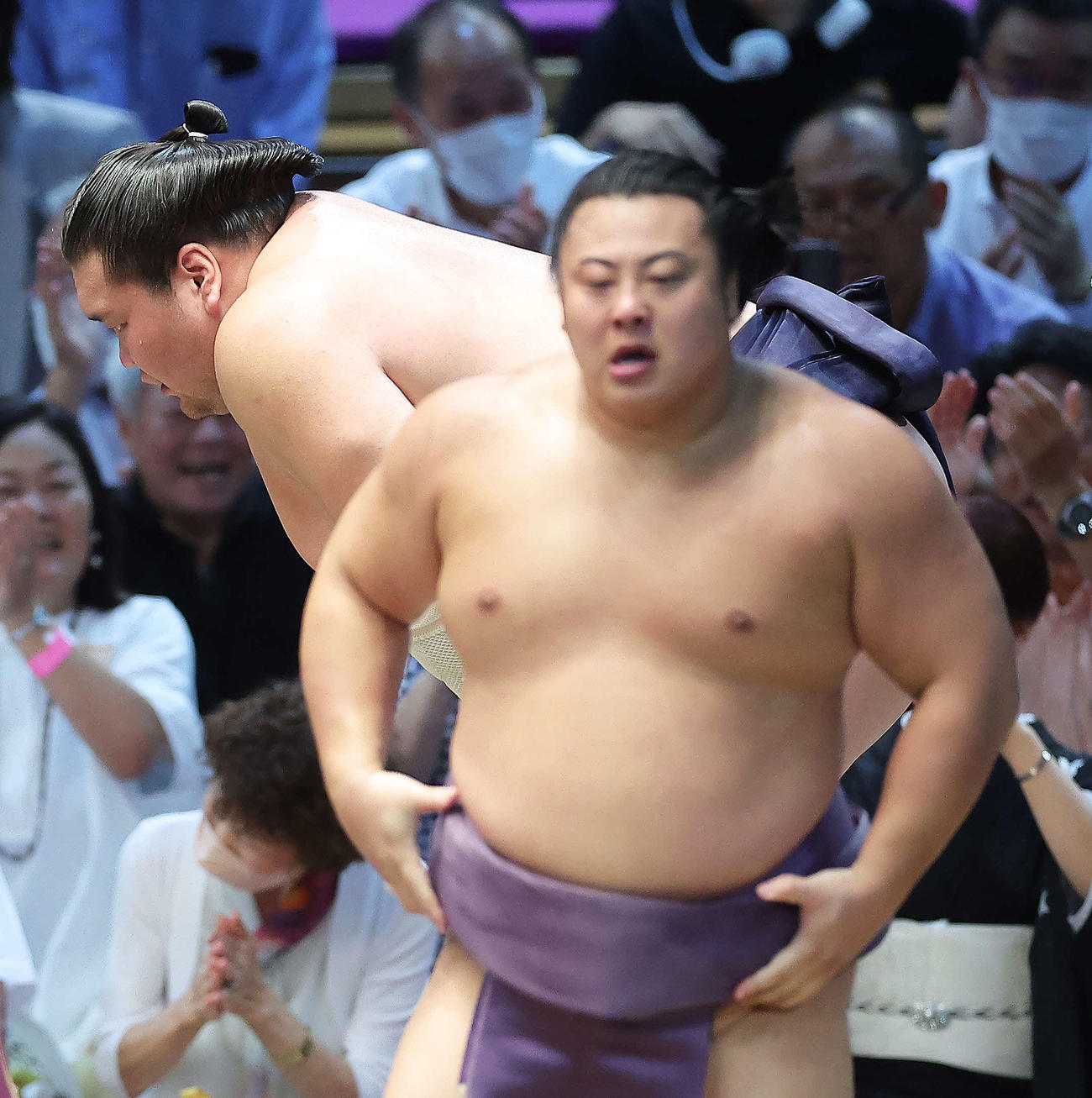 翔猿（左）に寄り切りで敗れる照ノ富士（撮影・河田真司）