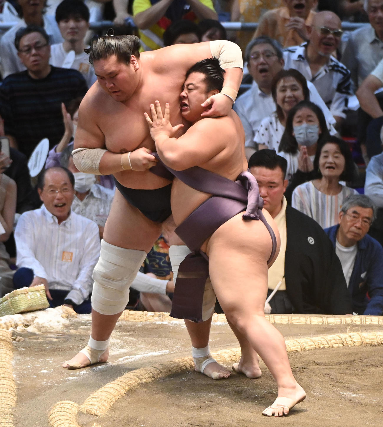 照ノ富士を寄り切りで破る翔猿（右）（撮影・森本幸一）