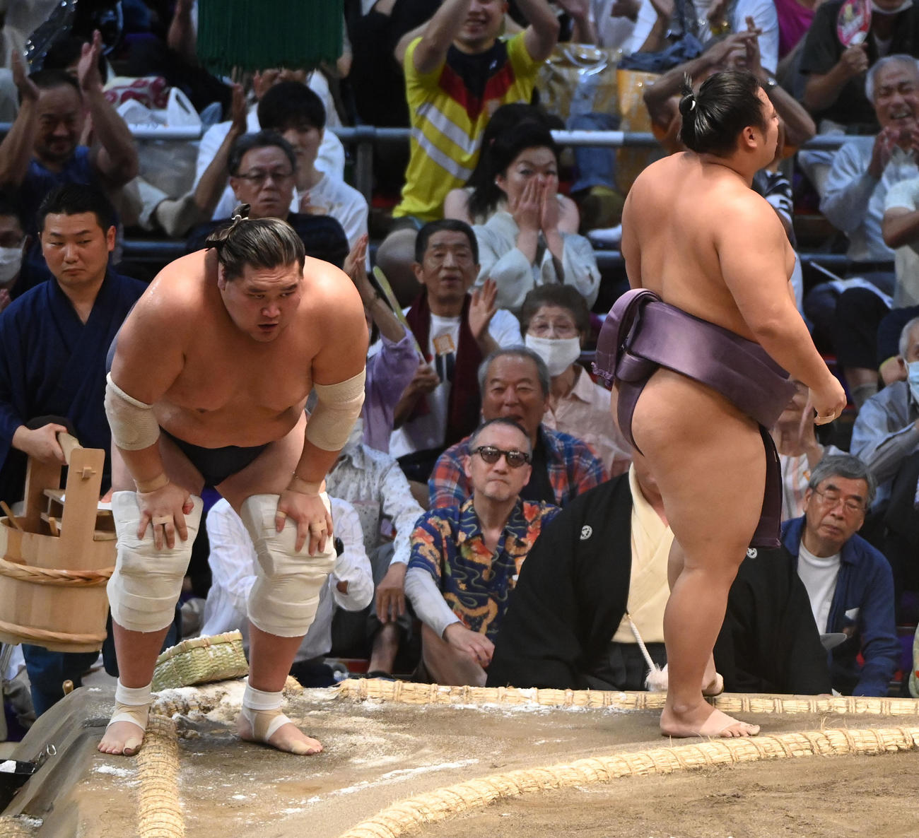 翔猿に寄り切りで敗れる照ノ富士（左）（撮影・森本幸一）