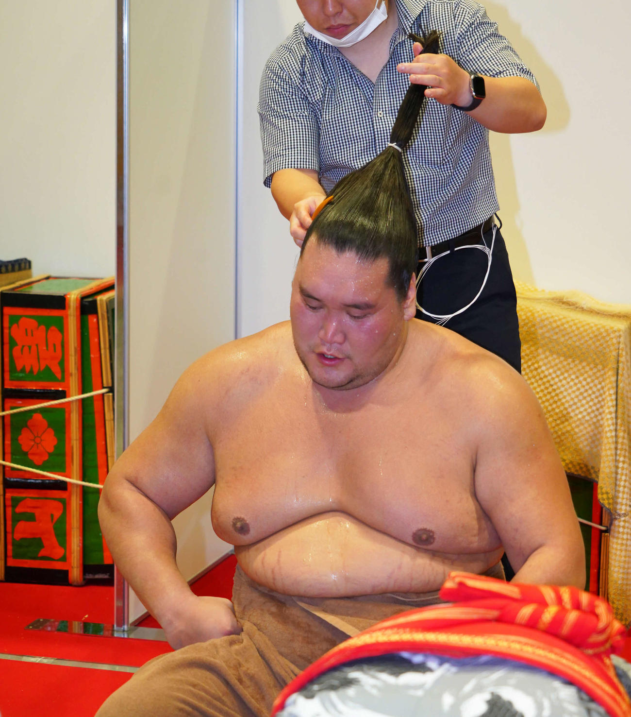 翔猿に敗れ、支度部屋でまげを整える照ノ富士（代表撮影）