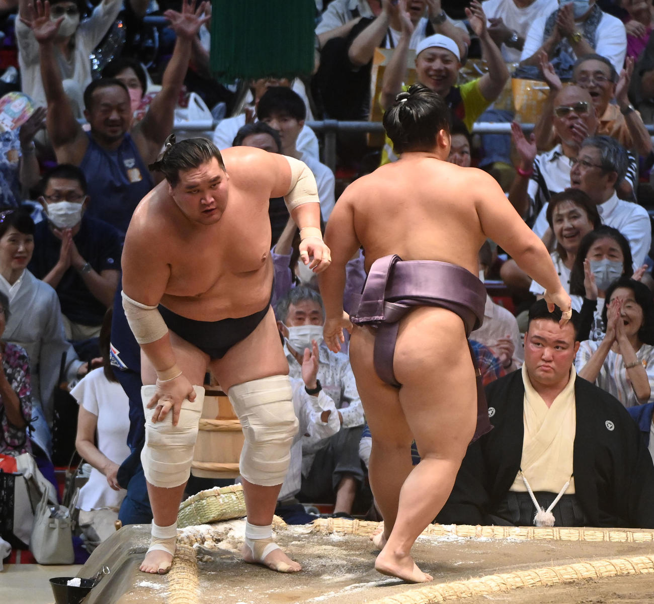 翔猿に寄り切りで敗れ、膝に手をやる照ノ富士（撮影・森本幸一）