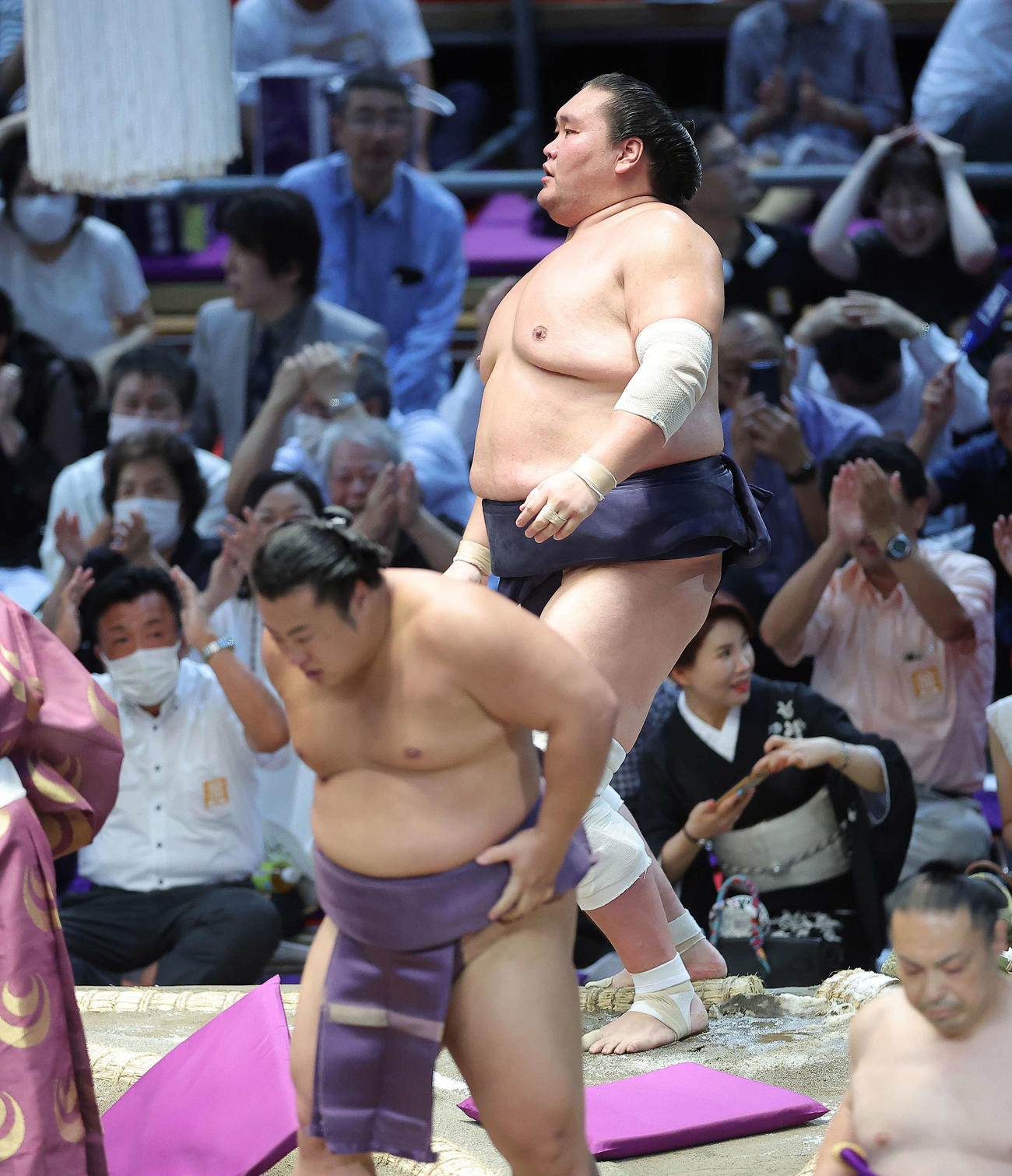 翔猿（手前）に寄り切りで敗れた照ノ富士（23年7月撮影）