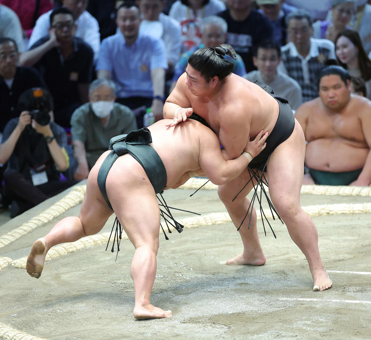 翠富士（左）をはたき込みで破る若元春（撮影・河田真司）