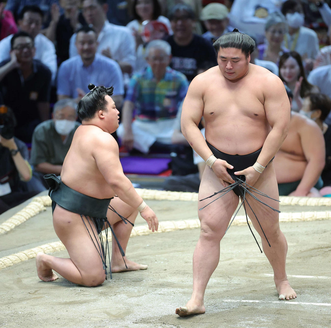 翠富士（左）をはたき込みで破った若元春（撮影・河田真司）