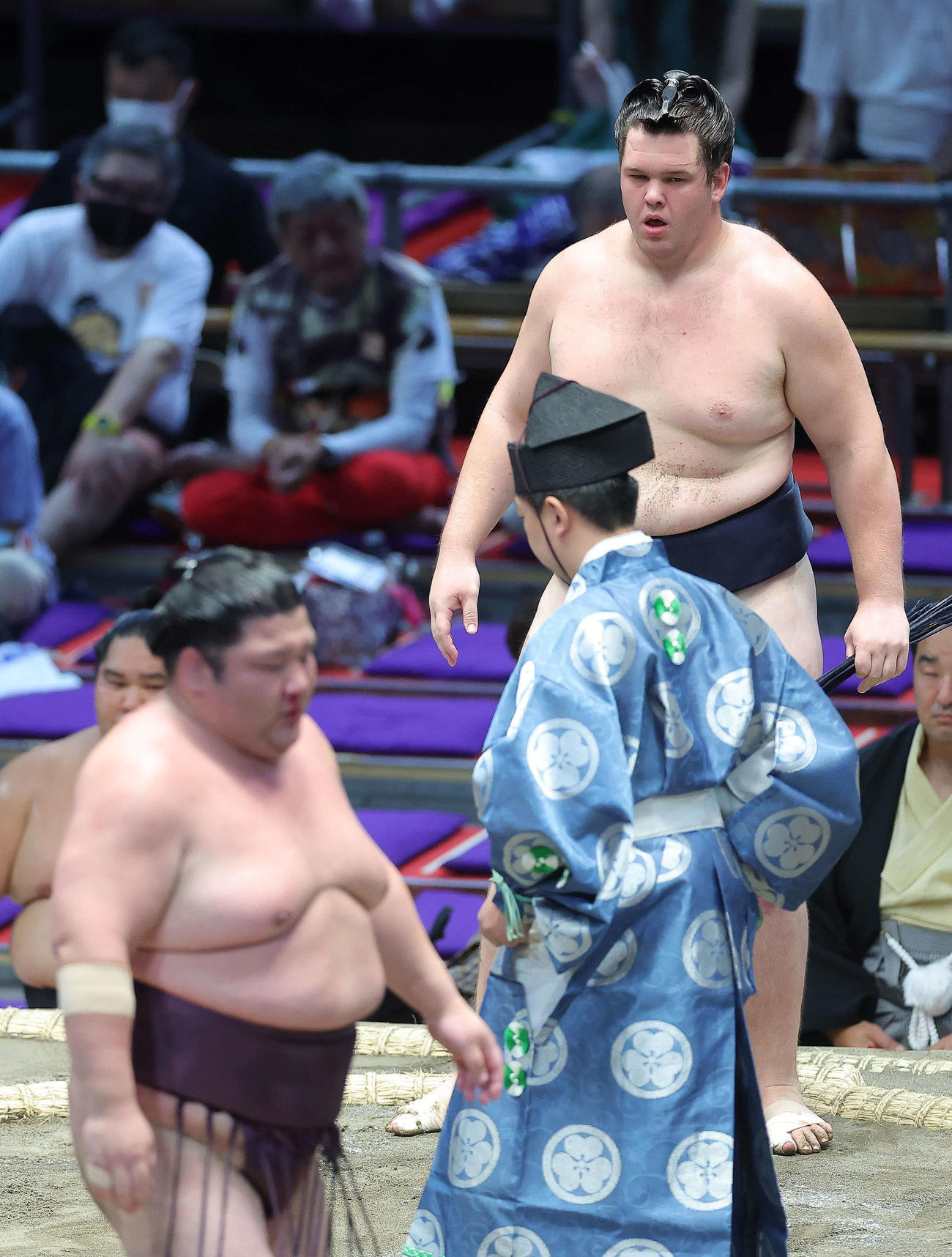 紫雷（手前）を上手投げで破る獅司（撮影・河田真司）