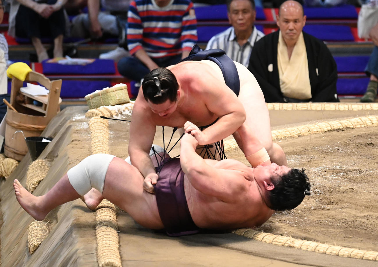 紫電を上手投げで破る獅司（上）（撮影・森本幸一）