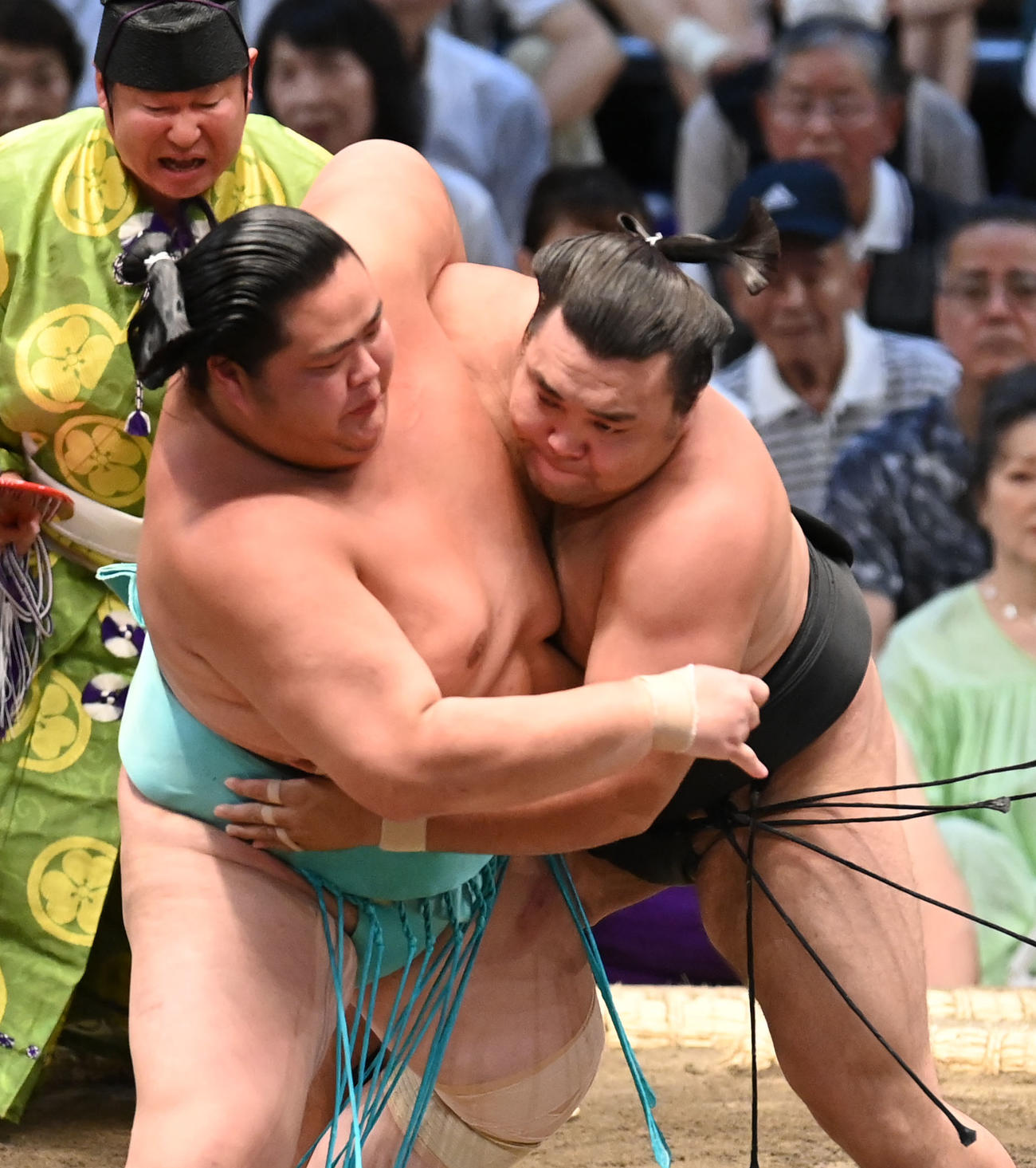 琴ノ若に力強く寄る霧島（右）（撮影・森本幸一）