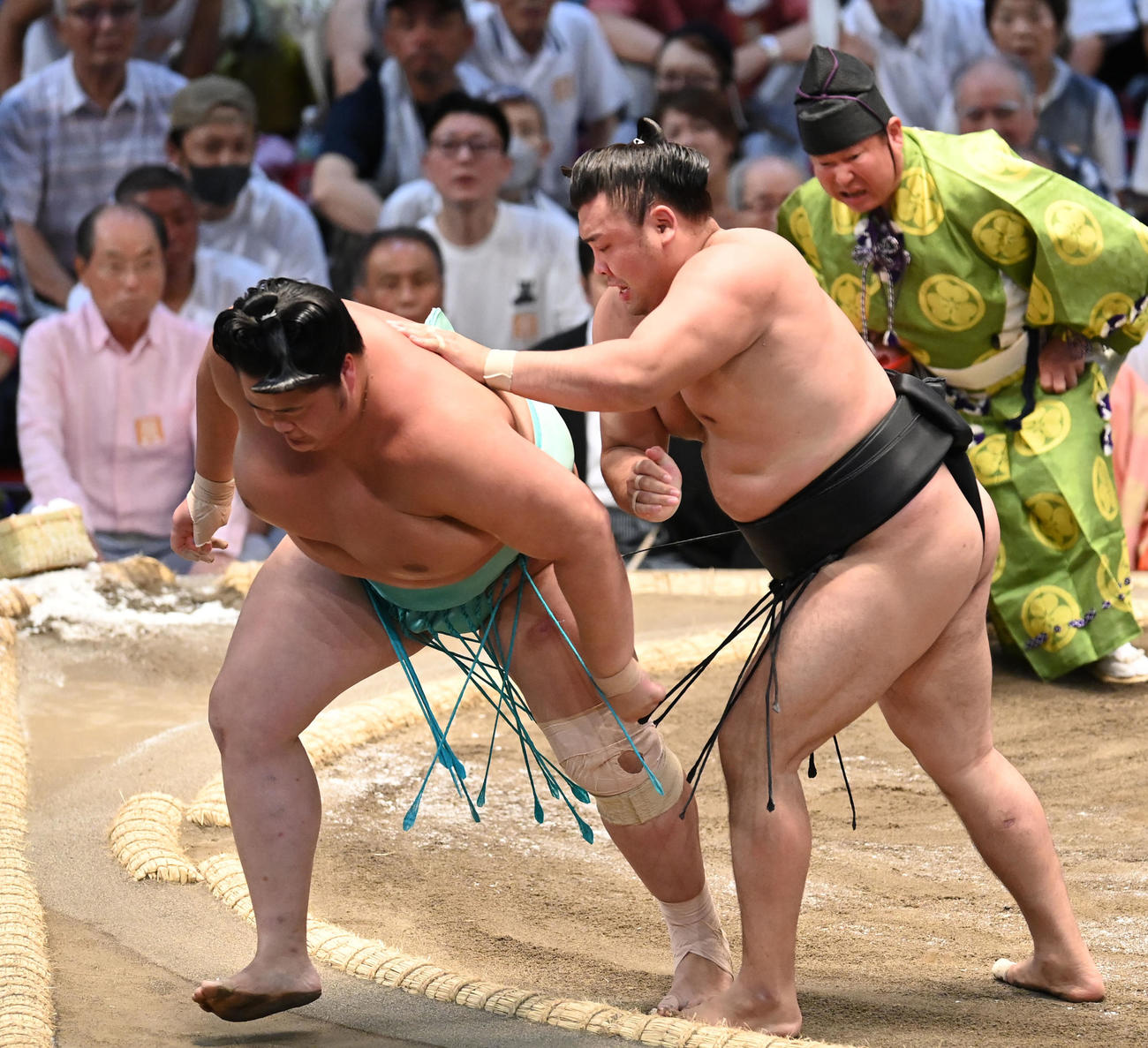 琴ノ若を送り出しで破る霧島（右）（撮影・森本幸一）