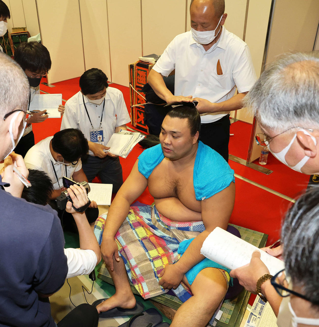 取組み後、支度部屋で記者の質問に答える霧島（代表撮影）