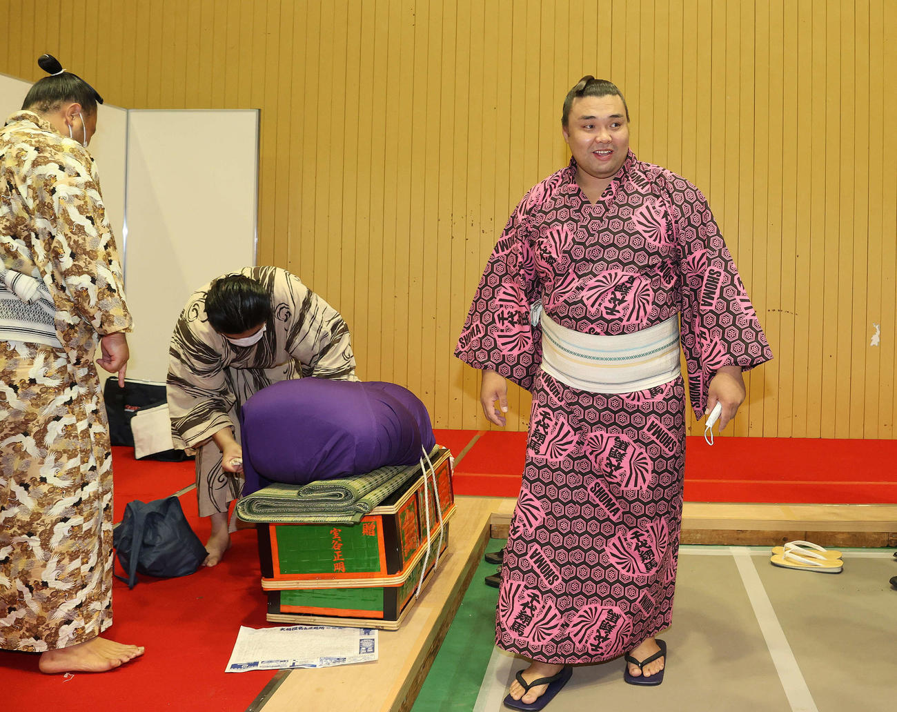 支度部屋から笑顔で引き揚げる霧島（代表撮影）