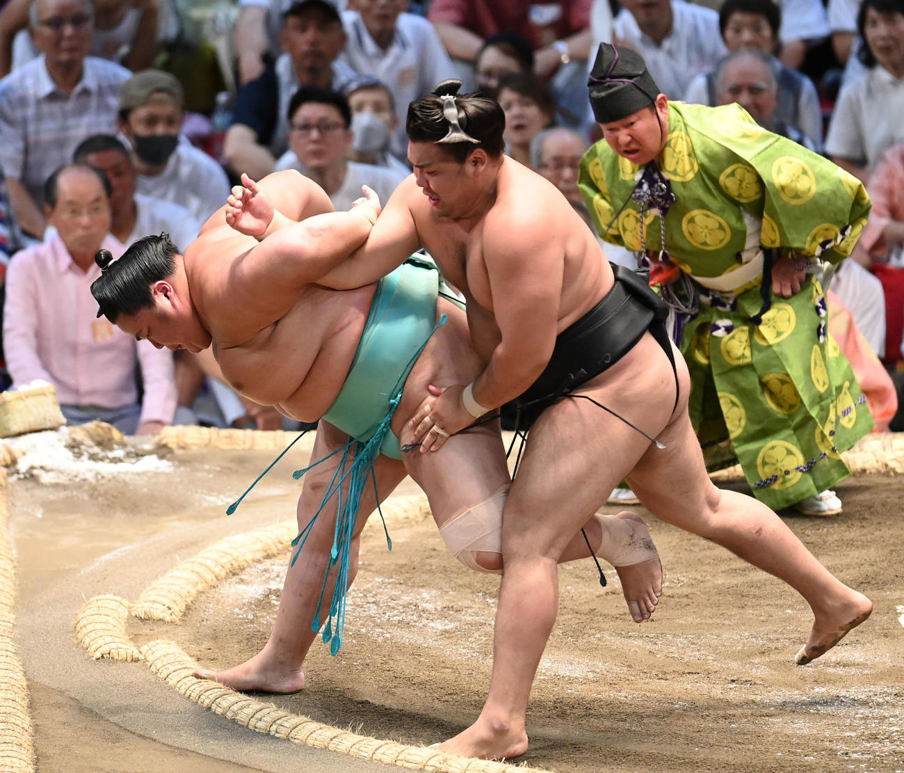 琴ノ若（左）を送り出しで破る霧島（撮影・森本幸一）