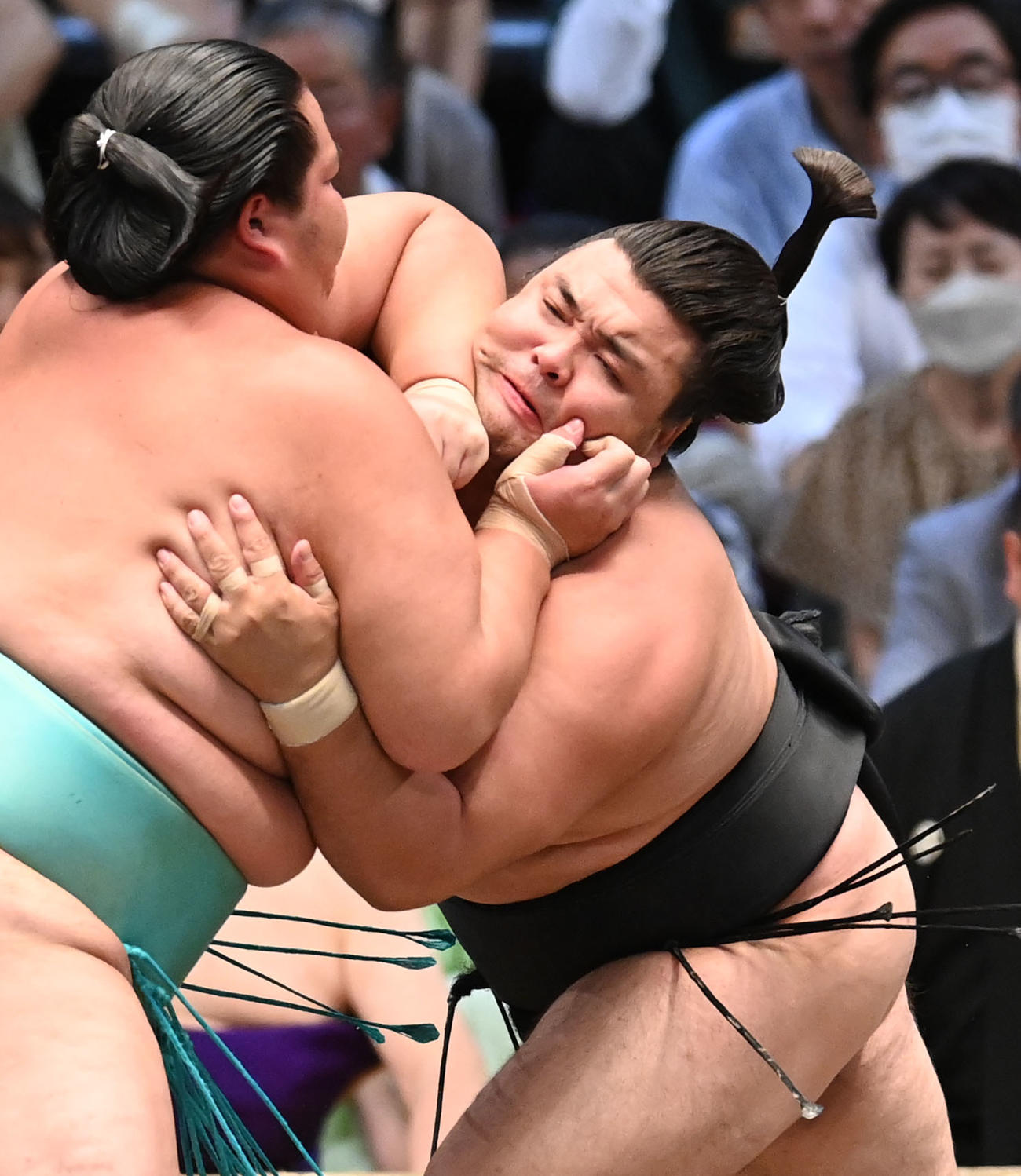 琴ノ若に力強く寄る霧島（右）（撮影・森本幸一）