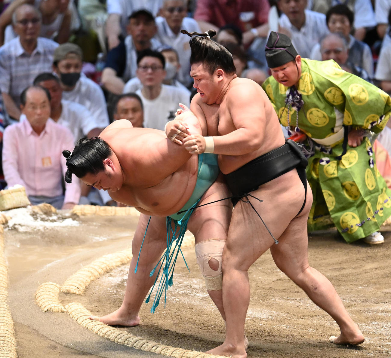 琴ノ若を送り出しで破る霧島（右）（撮影・森本幸一）