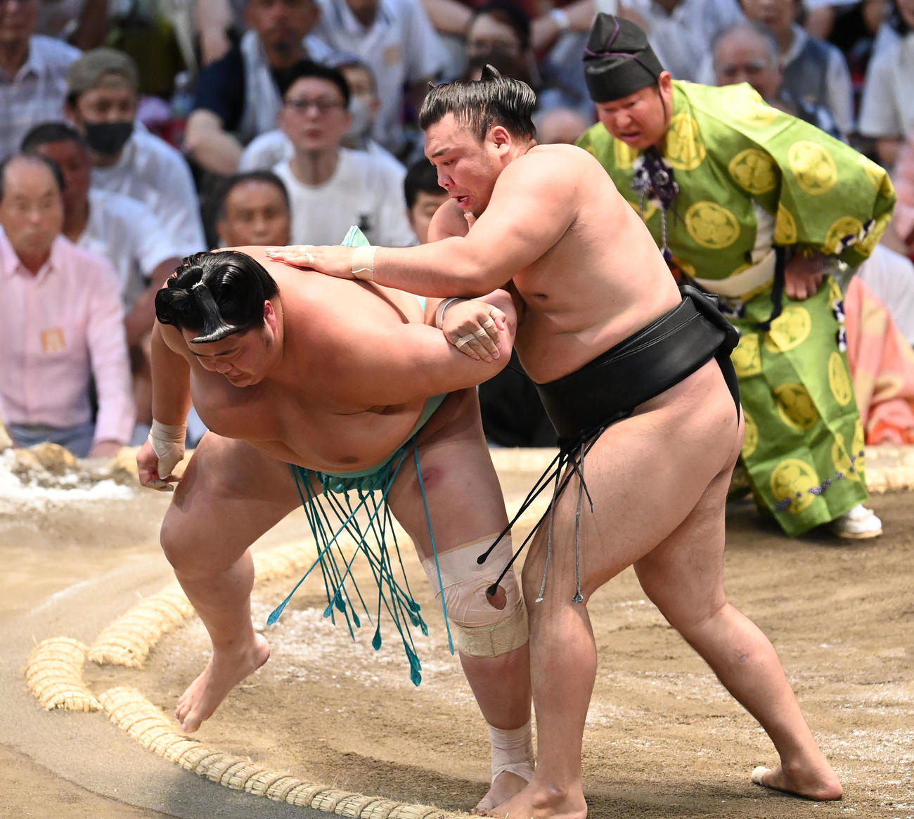 琴ノ若を送り出しで破る霧島（右）（撮影・森本幸一）