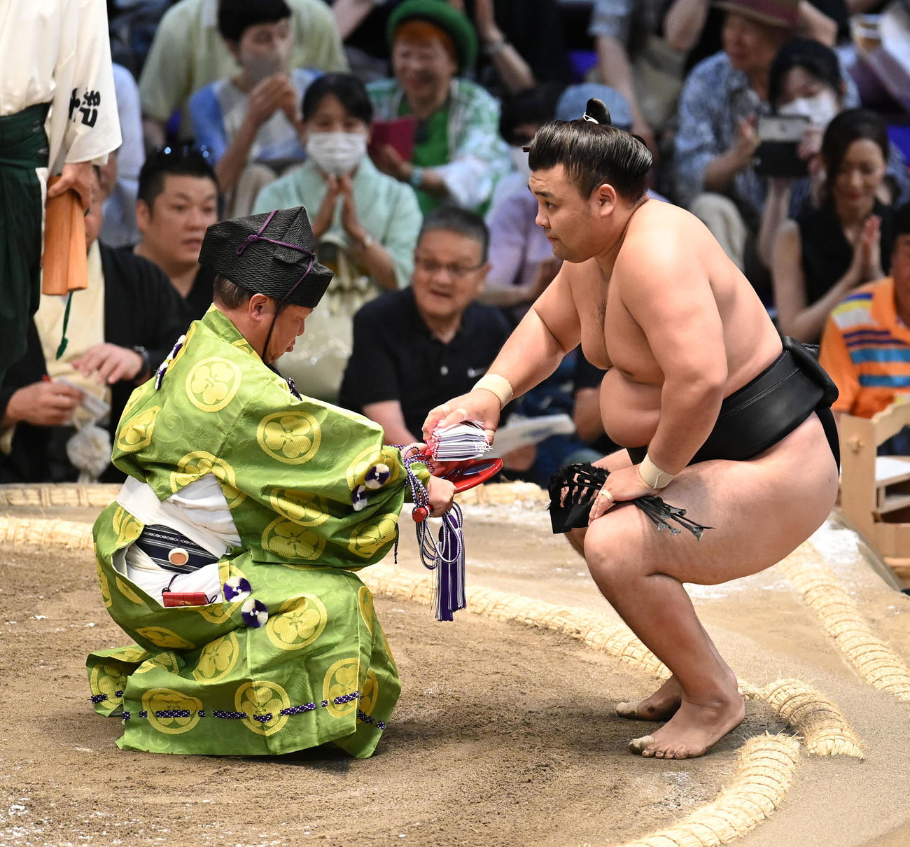 琴ノ若を送り出しで破り勝ち名乗りを受ける霧島（右）（撮影・森本幸一）