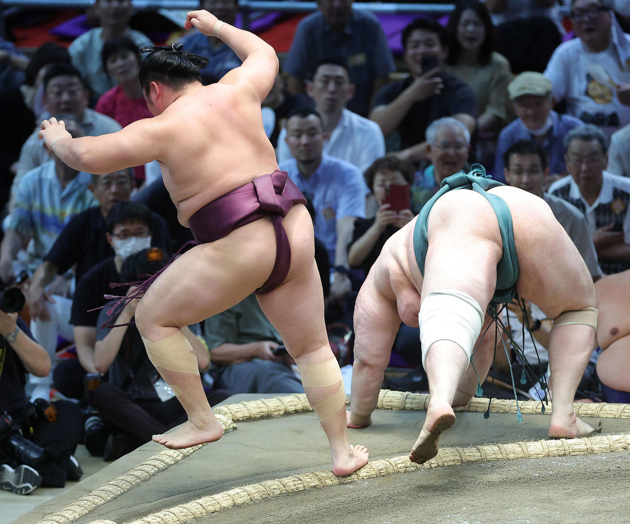遠藤（左）を押し出しで破る碧山（撮影・河田真司）
