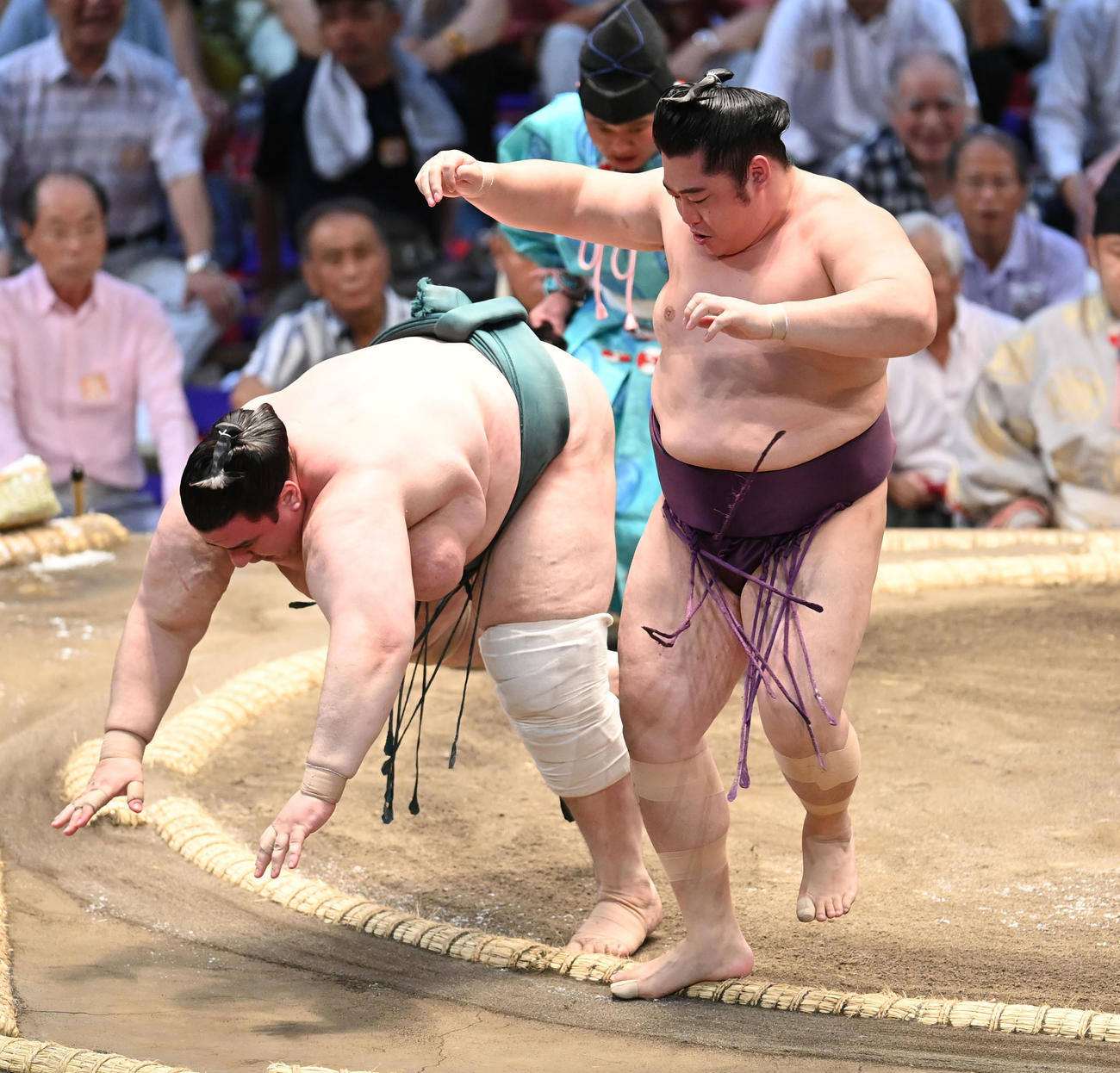 遠藤を押しだしで破る碧山（左）（撮影・森本幸一）
