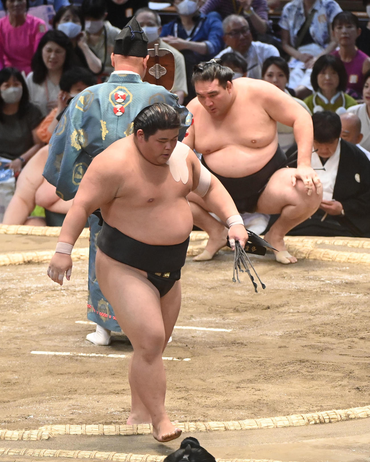 竜電に寄り切りで敗れ土俵を降りる伯桜鵬（手前）（撮影・森本幸一）